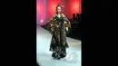 Model berjalan membawakan busana rancangan Anne Avantie yang bertema “Pasar Klewer Riwayatmoe Kini” pada ajang Indonesia Fashion Week 2015 di JCC Senayan, Jakarta, Minggu (1/3). (Liputan6.com/Panji Diksana)