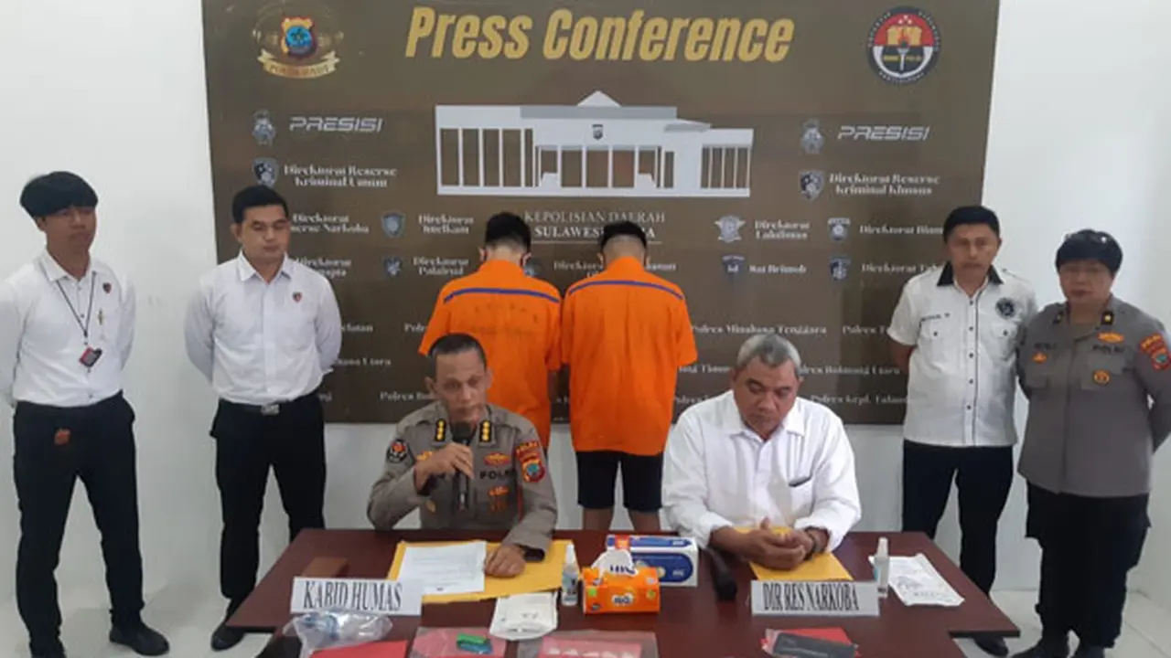 Kabid Humas Polda Sulut Kombes Pol Iis Kristian didampingi Dirresnarkoba Polda Sulut Kombes Pol Budi Samekto saat pengungkapan kasus sabu.
