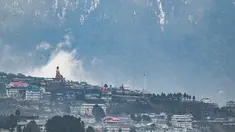Biara kuno abad ke-17 di Tawang bertengger di puncak gunung tinggi ribuan kaki di atas permukaan laut dengan pemandangan lanskap sekitarnya dan kota Tawang di bawahnya.  Biara ini merupakan rumah bagi lebih dari ratusan biksu. (AFP/Arun Sankar) (AFP/Arun Sankar)