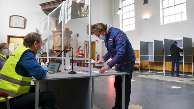 FOTO: Belanda Gelar Pemilu di Tengah Pandemi COVID-19