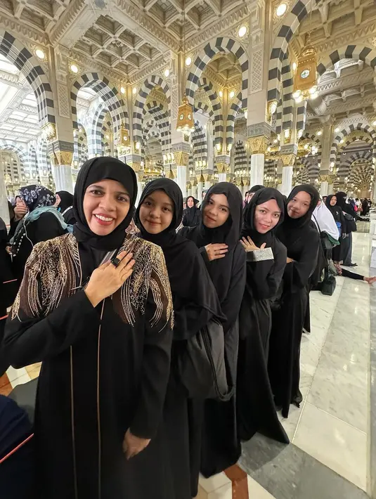 Ya, biasanya, Geni Faruk tampil dengan outfit semarak. Di kesempatan Umroh kali ini, Geni Faruk memilih tampil dengan outfit serba hitam. [Foto: Instagram/genifaruk]
