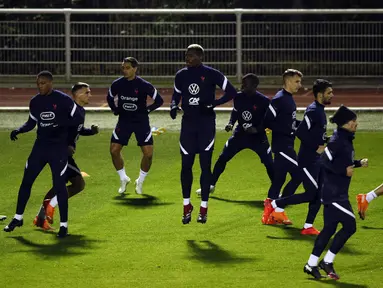 Para pemain timnas Prancis ambil bagian dalam sesi latihan di Clairefontaine-en-Yvelines, barat daya Paris, Selasa (10/11/2020). Prancis akan beruji coba melawan Finlandia di Stade de France pada Kamis (12/11/2020) dini hari WIB dalam pertandingan persahabatan internasional. (Yoan VALAT/POOL/AFP)