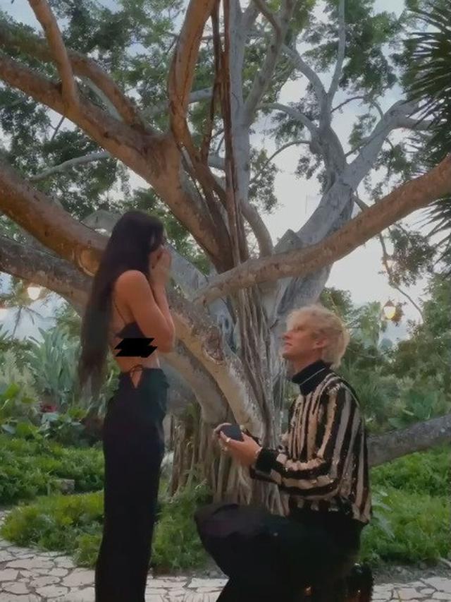 Megan Fox dilamar Machine Gun Kelly (Foto: Instagram meganfox)