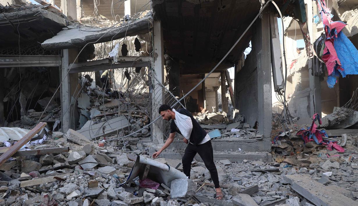 Seorang pria Palestina yang mengungsi memeriksa kerusakan setelah sebuah rumah menjadi sasaran serangan Israel di kamp pengungsi Maghazi, Jalur Gaza Tengah pada Kamis 21 Mei 2026. (Eyad Baba/AFP)