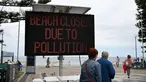 Orang-orang mengunjungi Pantai Coogee setelah pihak berwenang menutupnya untuk umum di Sydney pada 16 Oktober 2024. (Saeed KHAN/AFP)