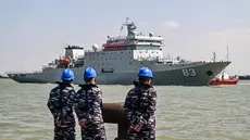 Personel TNI Angkatan Laut  mengamati kapal Angkatan Laut Tentara Pembebasan Rakyat Tiongkok (PLA) Kunlun Shan bersiap untuk berlabuh di Pelabuhan Tanjung Perak di Surabaya,  Minggu (2/8/2026). (AFP/ Juni Kriswanto)