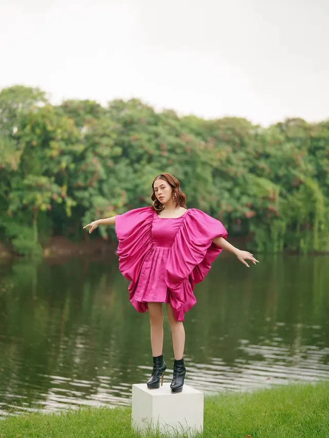 7 Gaya Pemotretan Adhisty Zara dengan Tema The Sweetness of Summer, Curi Perhatian