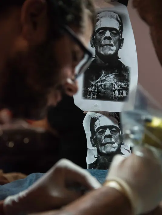 Seorang seniman saat berpartisipasi dalam "New York Ink" di edisi 5 Konvensi Internasional Paradise Tatto, di San Antonio de Belen, San Jose, (8/5). Lebih dari 300 seniman tato berpartisipasi di acara ini.(AFP PHOTO/Ezequiel Becerra)