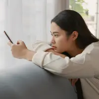 Ilustrasi perempuan bersedih/copyrightshutterstock/Butsaya