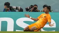 Pemain Timnas Belanda, Cody Gakpo melakukan selebrasi usai mencetak gol pertama ke gawang Timnas Senegal dalam laga matchday pertama Grup A Piala Dunia 2022 di Al Thumama Stadium, Doha, Qatar, Senin (21/11/2022) malam WIB. (AP/Luca Bruno)