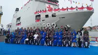 CEO PT PAL Indonesia, Kaharuddin Djenod resmi menyerahkan Kapal Rumah Sakit dr. Radjiman Wedyodiningrat-992 kepada Kepala Staf Angkatan Laut (KSAL) Laksamana TNI Muhammad Ali.