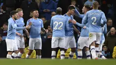 Gelandang Manchester City, Rodri (tengah) berselebrasi bersama rekan-rekannya usai mencetak gol ke gawang West Ham pada pertandingan lanjutan Liga Inggris di stadion Etihad di Manchester, Inggris, Rabu (19/2/2020). City menang atas West Ham 2-0. (AP Photo/Rui Vieira)