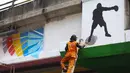 Penataan ini melibatkan untuk memastikan area yang sebelumnya kumuh menjadi rapi dan layak digunakan masyarakat sebagai ruang terbuka publik. Tampak dalam foto, salah satu petugas Penanganan Prasarana dan Sarana Umum (PPSU) melakukan pengecatan di sisi jembatan layang Pasar Rebo, Jakarta Timur, Jumat (8/5/2026). (Kapanlagi.com/Budy Santoso)