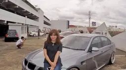 Ashrida Dwi sayang banget sama mobil BMW berwarna abu-abu gelap ini. Ups, jangan salah fokus sama pria di belakang ya! :D (instagram.com/ashridadwi)