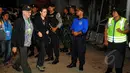 Angelita Muxfeldt (kedua kiri), keluarga terpidana mati Rodrigo Gularte, didampingi seorang rohaniawan terlihat berjalan keluar usai pelaksanaan eksekusi di Nusakambangan, Cilacap, Jawa Tengah, Rabu (29/4/2015) dini hari. (Liputan6.com/Yoppy Renato)  
