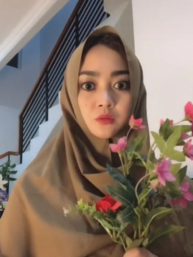 6 Potret Tyana, Wanita yang Viral Disebut Mirip Mendiang Suzanna