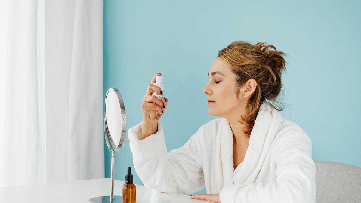 Cara Agar Makeup Sempurna pada Wajah Bopeng, Perbaiki Tekstur Menggunakan Setting Spray