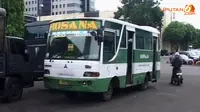 [VIDEO] Ugal-ugalan, Kopaja Seruduk Taksi dan Sepeda Motor