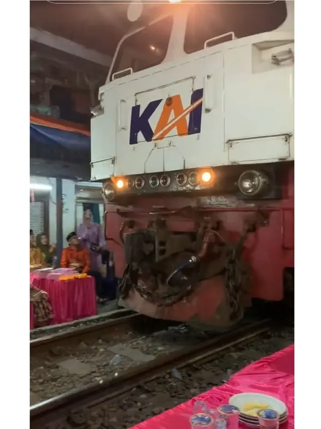 Momen Suasana Kondangan di Rel Kereta Api, Warganet: Pelan-Pelan Pak Sopir