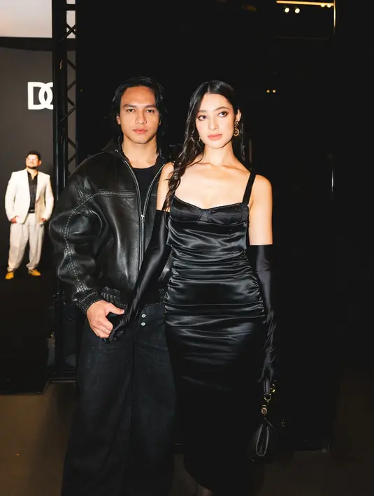 Keduanya tampil dalam balutan busana hitam serba sleek dan elegan, membuktikan bahwa chemistry mereka tak hanya kuat di balik layar, tapi juga di barisan front row dunia fashion internasional. [@jefrinichol].