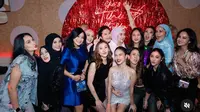 Geng Cendol hingga Aaliyah Massaid saat Hadir di Pesta Ulang Tahun MUA Marlene Hariman. [@aurelie.hermansyah]