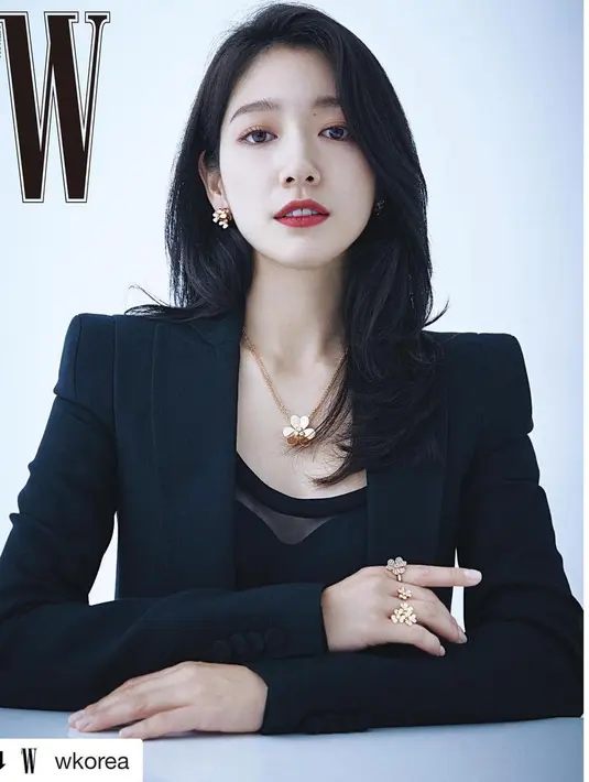 Kali ini, Park Shin Hye terlihat memilih nuansa all black, dengan blazer dan innerwear senada. Foto: Instagram @ssinz7.