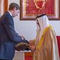 Jared Kushner memberikan kitab Taurat ke Raja Bahrain Hamad bin Isa bin Salman al-Khalifa. Kushner adalah penasihat sekaligus menantu Presiden AS Donald Trump. Dok: Avi Berkowitz @aviberkow45