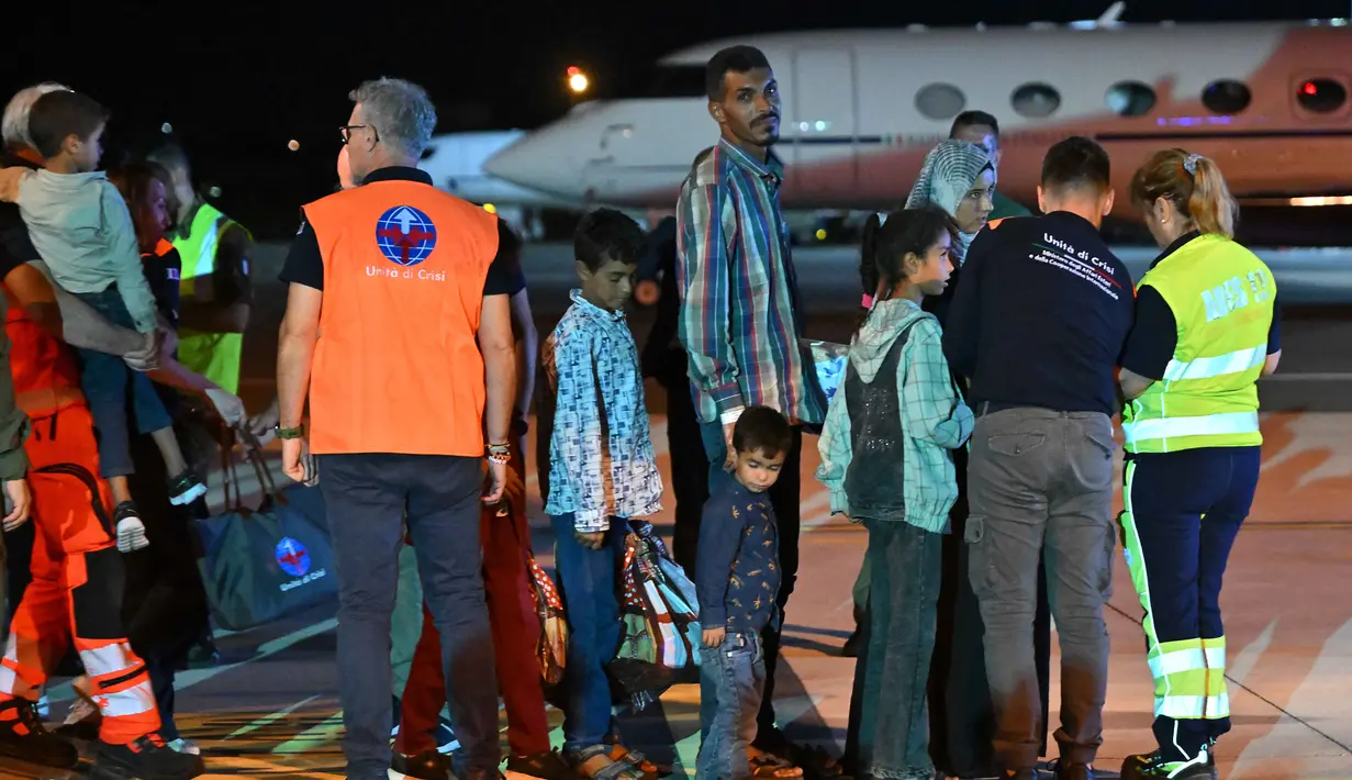 Pasien anak-anak tersebut dibawa bersama keluarganya ke berbagai wilayah Italia untuk menerima perawatan medis. (Andreas SOLARO/AFP)
