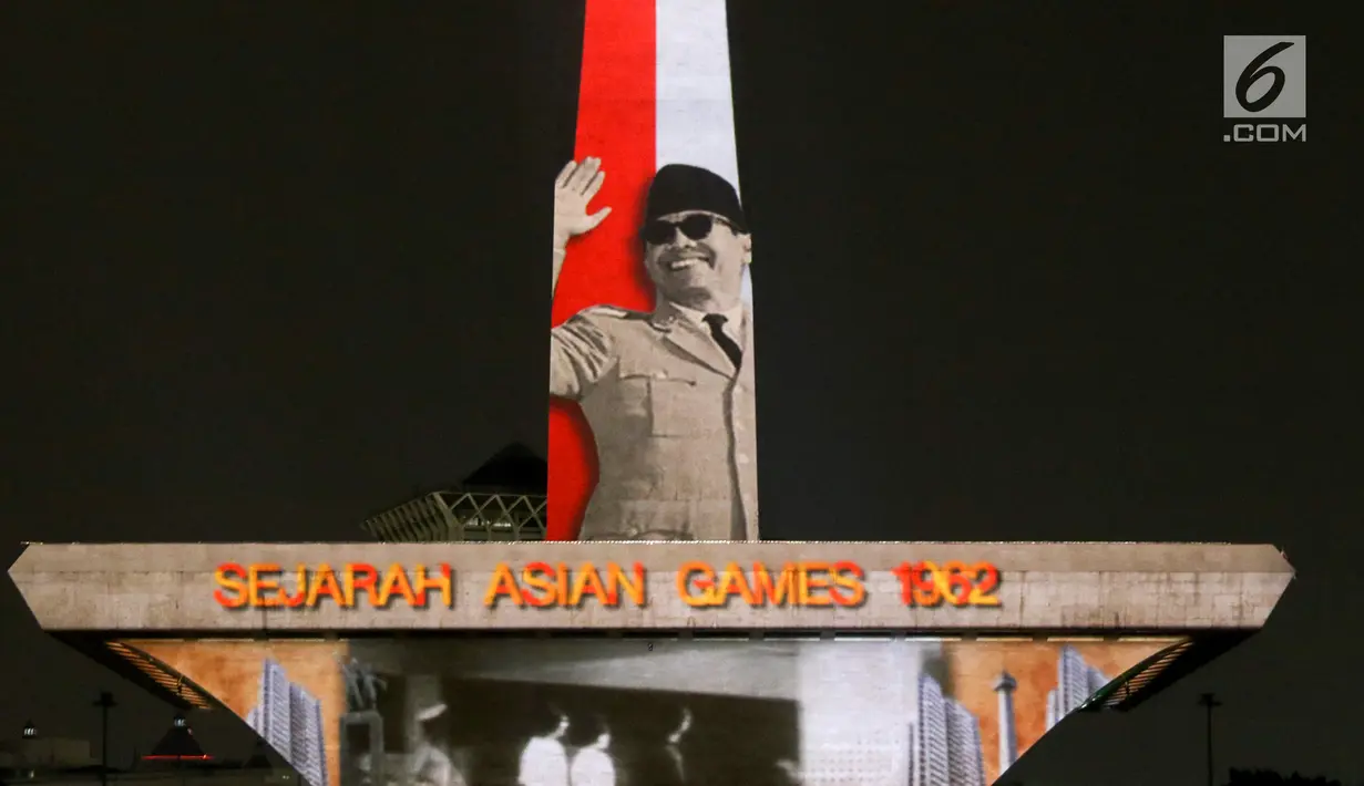 Video mapping Presiden RI Soekarno menghiasi Tugu Monas, Jakarta, Senin (13/8). Memeriahkan Asian Games 2018 video mapping dapat disaksikan pada Sabtu dan Minggu dari tanggal 17 Agustus - 2 September. (Liputan6.com/Immanuel Antonius)