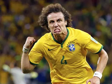 Selebrasi pemain belakang Brasil, David Luiz, usai memastikan kemenangan tim samba atas Kolombia 2-1 di Stadion Castelao, Fortaleza, (5/7/2014). (REUTERS/Stefano Rellandini)