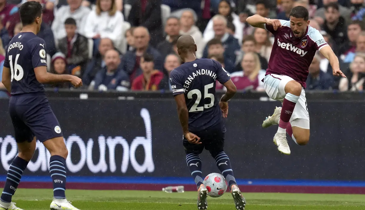 Pemain Manchester City Fernandinho (tengah) menjegal pemain West Ham United Pablo Fornals (kanan) pada pertandingan sepak bola Liga Inggris di London Stadium, London, Inggris, 15 Mei 2022. Pertandingan berakhir imbang 2-2. (AP Photo/Kirsty Wigglesworth)