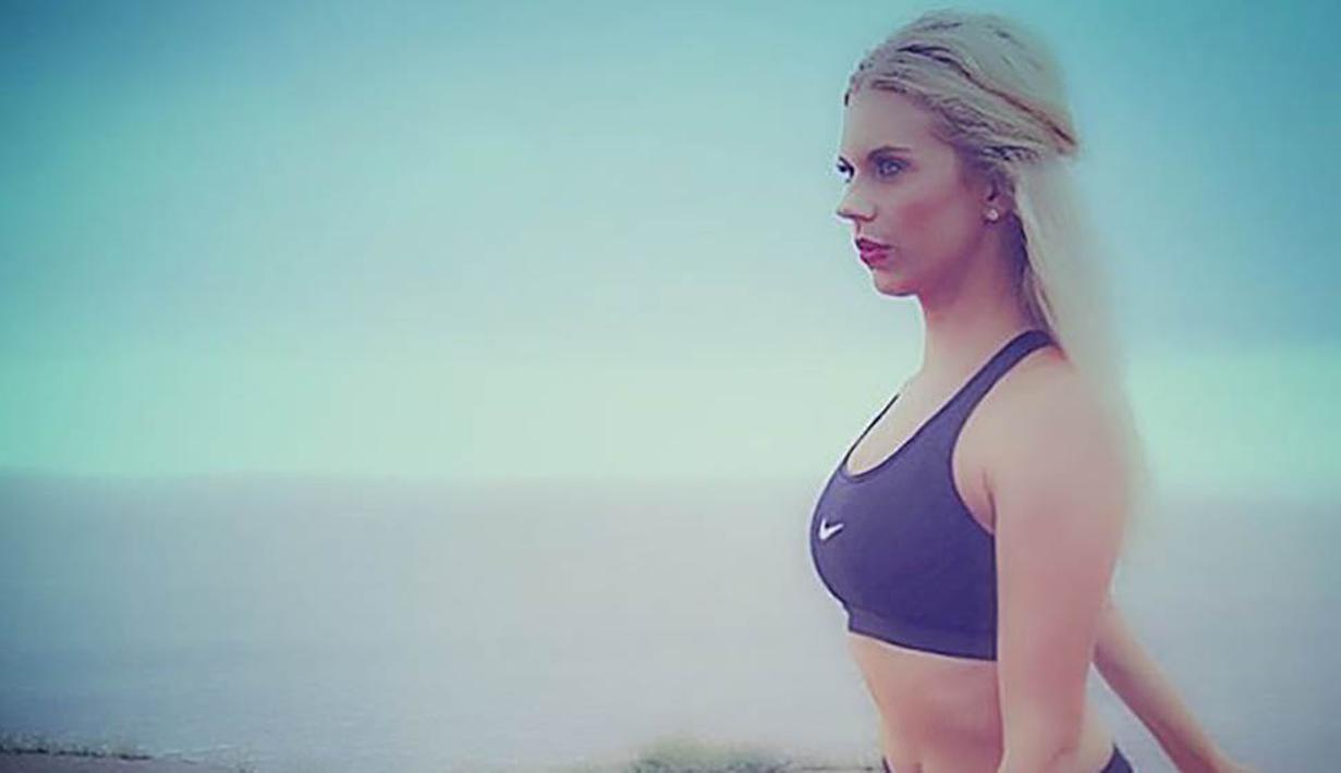 Bek kiri cantik ini juga kerap menjadi instruktur fitness. (Bola.com/Instagram)