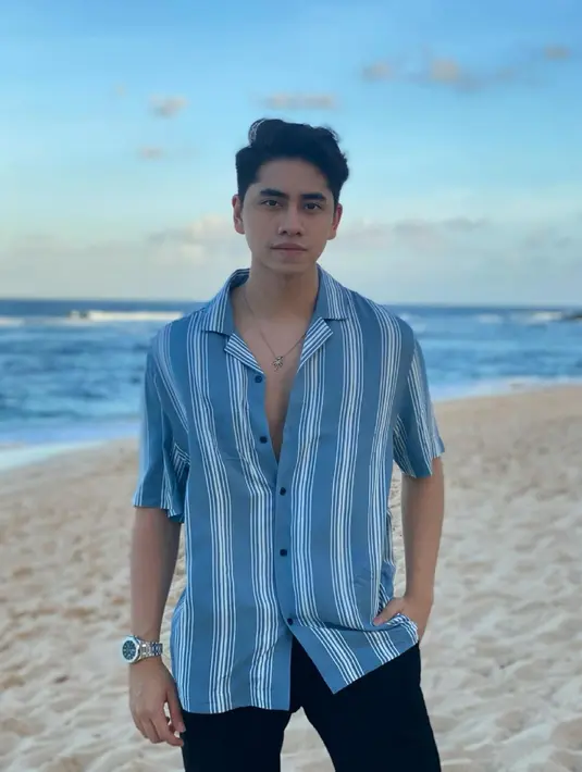 Rupanya liburan ke alam jadi salah satu hobi adik Verrel Bramasta ini. Ketika menikmati indahnya pantai, ia tampil menawan dengan gaya kasual. Tampak simpel, Athalla Naufal memadukan kemeja motif garis dengan celana.
(Liputan6.com/IG/@ari_lasso)