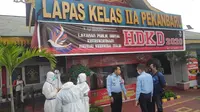 Pegawai dan tim medis yang menangani warga binaan terkonfirmasi Covid-19 di Lapas Pekanbaru. (Liputan6.com/M Syukur)