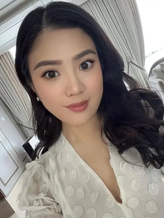 Rambut panjangnya dibiarkan tergerai. Sementara wajahnya dipoles makeup natural dengan lipstik pink yang segar oleh MUA Giovanni Nathalie  [Instagram/liliana_tanoesoedibjo/valenciatanoe]