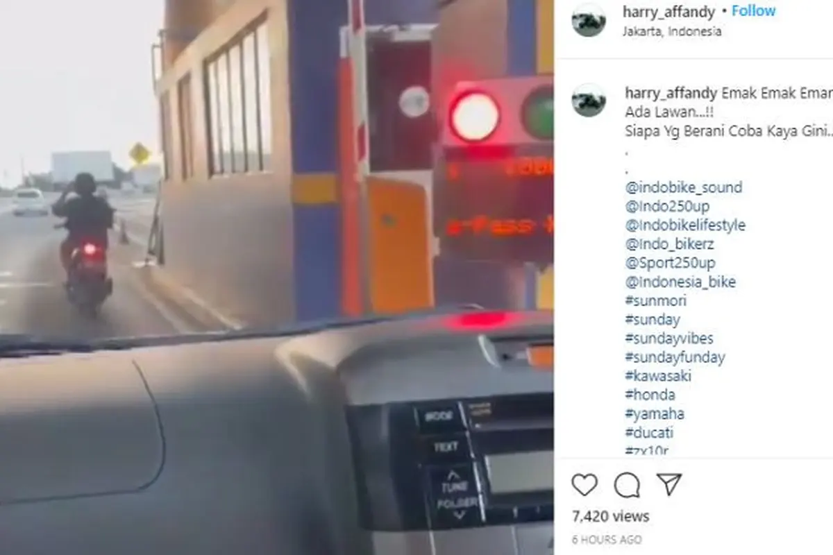 Emak-Emak Naik Motor dengan Santai Bayar dan Masuk Tol (Ist)