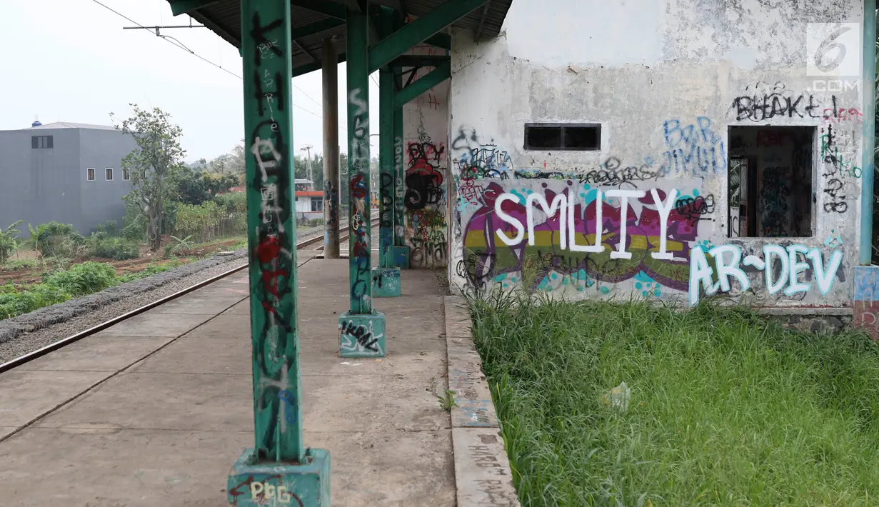 Coretan mewarnai dinding dan besi Stasiun Pondok Rajeg yang berada di kawasan Cibinong, Bogor, Jawa Barat, Jumat (5/10). Tidak beroperasinya stasiun tersebut menyebabkan kondisinya memprihatinkan. (Liputan6.com/Immanuel Antonius)