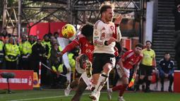 Pemain Argentina tersebut sejatinya sempat menggetarkan gawang tuan rumah pada menit ke-89 setelah bola tendangan Ola Aina membentur badannya. (AFP/Ben Stansall)