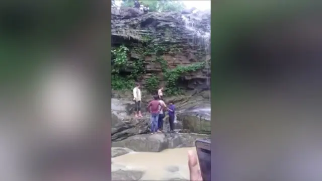 Aksi foto selfie seorang pria saat berada di air terjun di distrik Gariaband, India berakhir tragis. Pria tersebut jatuh dari air terjun dengan ketinggian 50 kaki.