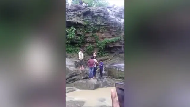 VIDEO: Selesai Selfie, Pria Jatuh dari Air Terjun