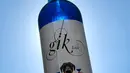 Sebotol anggur biru 'Gik Life' di pabrik pembuat anggur di Maluenda, wilayah Aragon, 13 September 2018. Minuman aini berasal dari salah satu perusahaan Spanyol, yang tidak berpengalaman dalam industri anggur sebelumnya. (AFP/GABRIEL BOUYS)