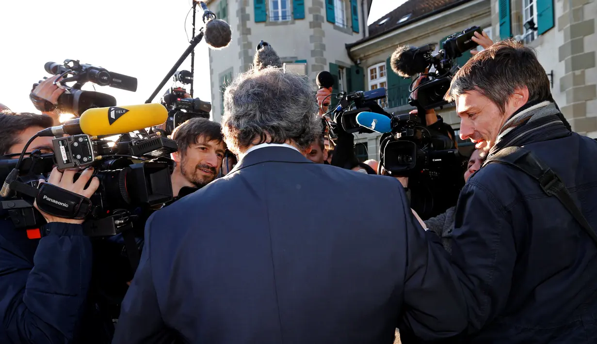 Michel Platini berjalan menuju Pengadilan Arbitrase Olahraga Internasional (CAS) di Lausanne, Swiss (29/4). Platini mengajukan banding ke CAS terhadap keputusan oleh Komite Banding FIFA, 24 Februari 2016. (REUTERS/Denis Balibouse)