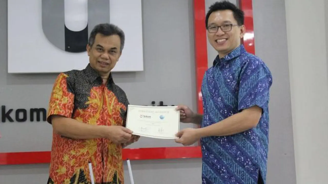 Ronny Christian, General Manager Corporate Competency Development CTI Group (kiri) bersama Rektor III Ama Suyanto selepas penandatanganan letter of intent (LoI) di Telkom University, Bandung, Rabu (10/8/2016)