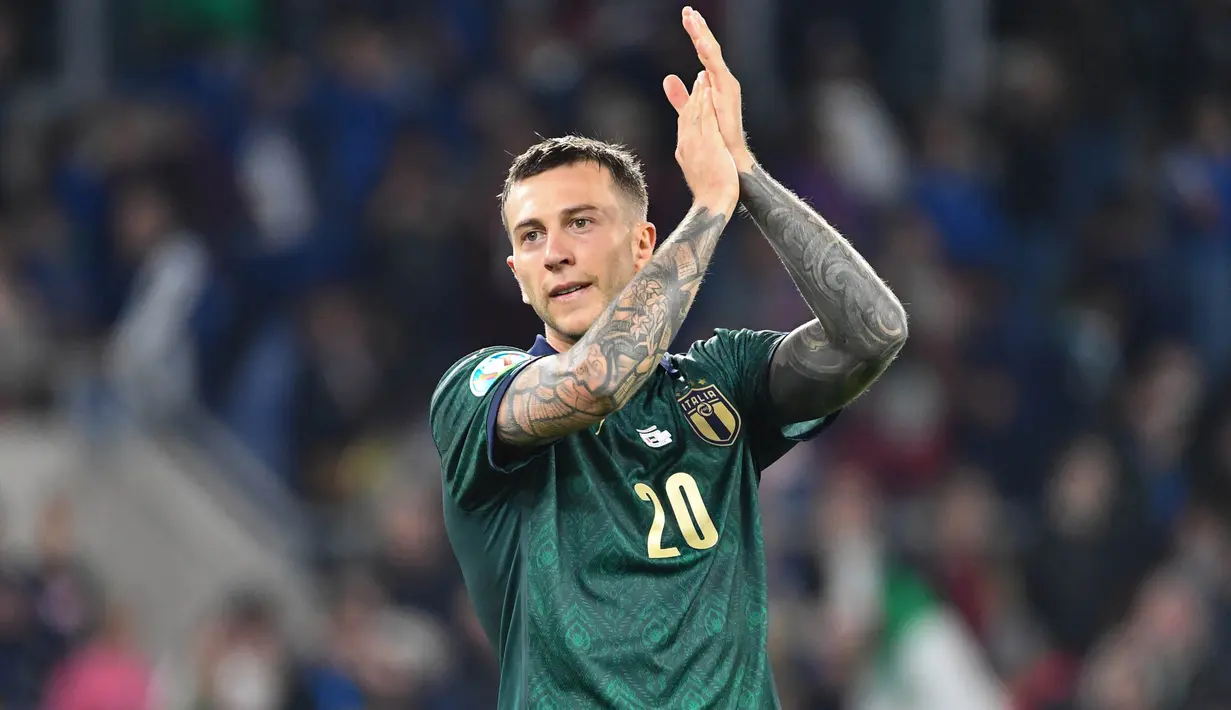 Gelandang Italia, Federico Bernardeschi, merayakan kemenangan atas Yunani pada laga Kualifikasi Piala Eropa 2020 di Stadion Olimpico, Roma, Sabtu (12/10). Italia menang 2-1 atas Yunani. (AFP/Alberto Pizzoli)