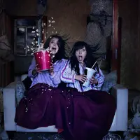 Tengah malam gini enaknya nonton film horor yang cuma dua menit ini sekaligus melihat reaksi orang-orang yang sudah menyaksikannya.