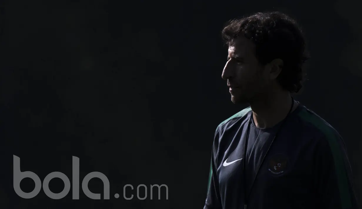 Pelatih Timnas Indonesia, Luis Milla, memantau seleksi Timnas Indonesia U-22 di Lapangan SPH Karawaci, Banten, Rabu (22/2/2017). (Bola.com/Vitalis Yogi Trisna)