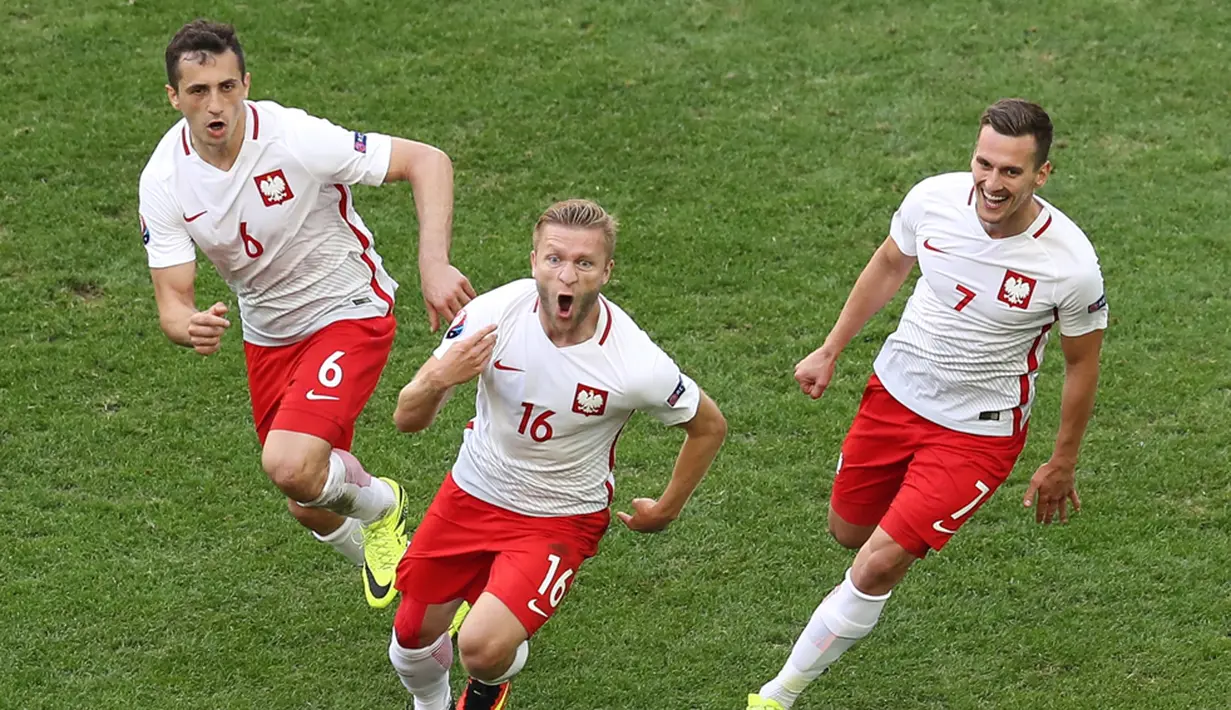 Jakub Blaszczykowski mencetak gol tunggal kemenangan Polandia atas Ukraina pada laga terakhir Grup C Piala Eropa 2016 di Stade Velodrome, Marseille, Selasa (21/6/2016). (AFP/Valery Hache)