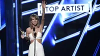 Lupakan Bella Hadid, Ini Gaya Pamer Payudara ala Taylor Swift