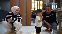 Melihat mantan suaminya menjaga jarak, Nathalie kembali menggoda. "Dia mah jauh-jauh dari aku, kenapa sih? Takut ada yang cemburu?," tanya Nathalie.  [Youtube/NATHALIE HOLSCHER]