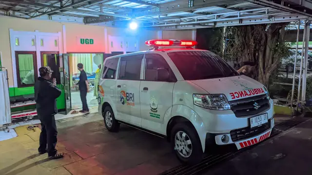 Ambulans dikerahkan untuk evakuasi korban ke Puskesmas dan rumah sakit.